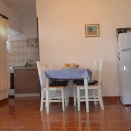 Lada Apartman *
